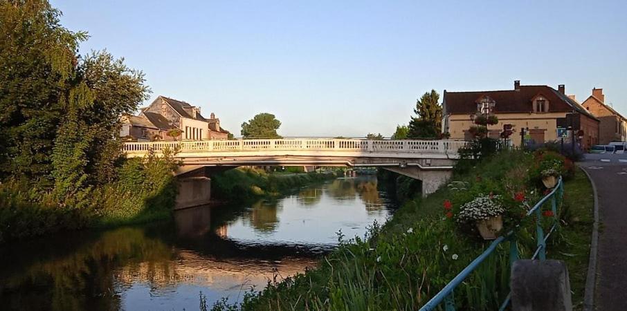 Aux 10 Ponts - Gite Aux Abords Du Fleuve La Somme - La Mer A 30 Min - La Nuit Pour 6 Voyageurs Εξωτερικό φωτογραφία